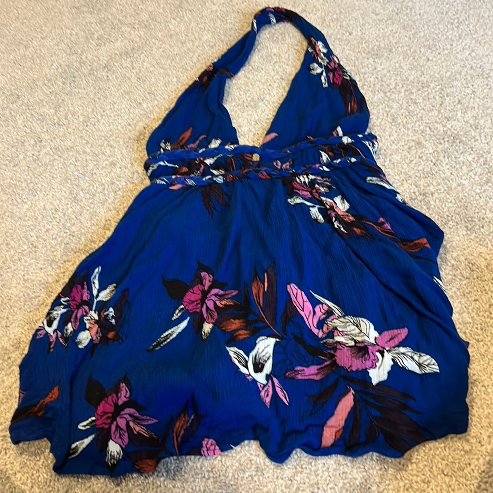 Never worn perfect condition for a beautiful perfect fit zipper open back